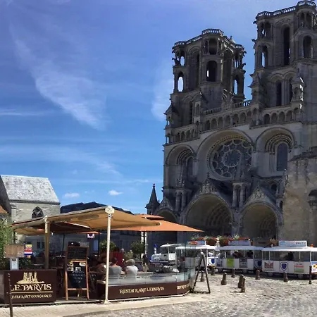 Logis Du Parvis ***face Cathedrale/in Front Of The Cathedral***