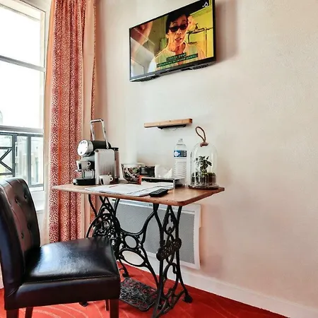 Bed & Breakfast Logis Du Parvis ***face Cathedrale/in Front Of The Cathedral***