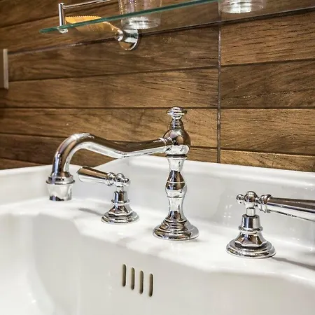 Bed & Breakfast Logis Du Parvis ***face Cathedrale/in Front Of The Cathedral*** Laon