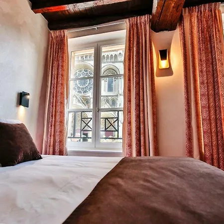 Logis Du Parvis ***face Cathedrale/in Front Of The Cathedral*** 4*