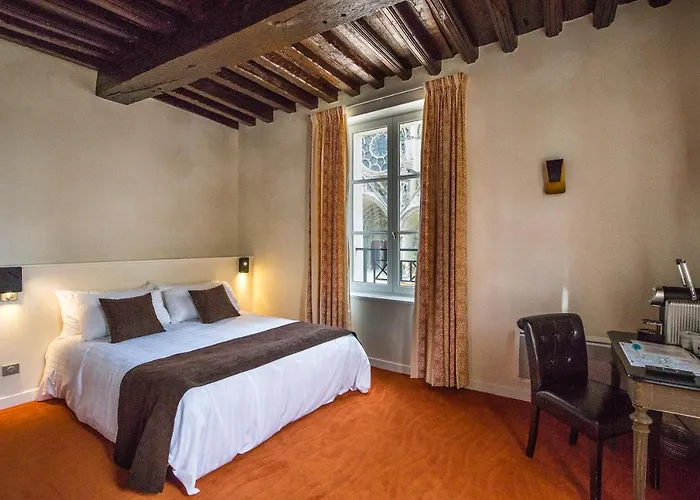 Bed & Breakfast Logis Du Parvis ***face Cathedrale/in Front Of The Cathedral***