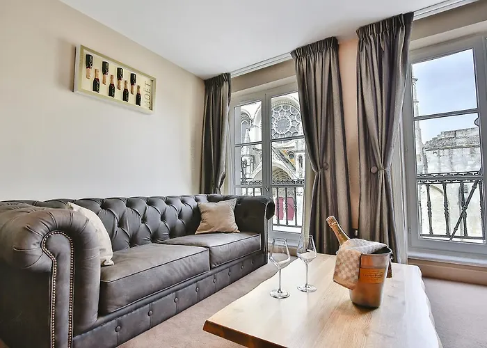 Logis Du Parvis ***face Cathedrale/in Front Of The Cathedral***