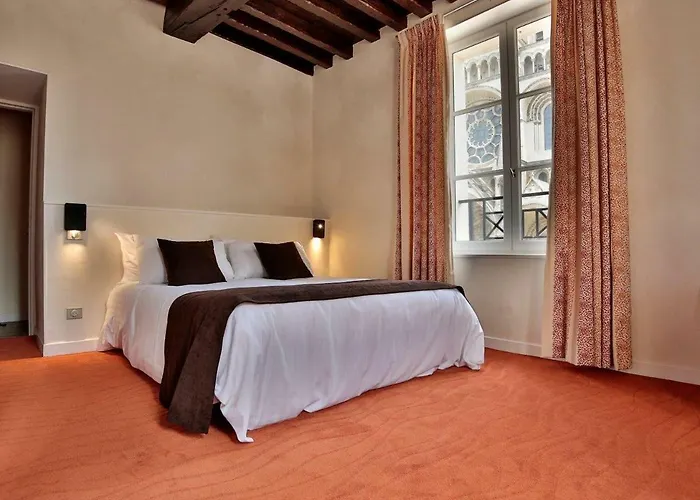 Bed & Breakfast Logis Du Parvis ***face Cathedrale/in Front Of The Cathedral*** 4*