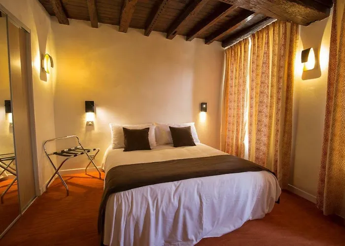 Bed & Breakfast Logis Du Parvis ***face Cathedrale/in Front Of The Cathedral***